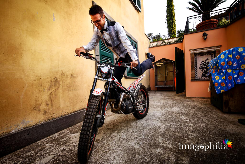 Lo sposo pronto a bordo della sua moto da trial!