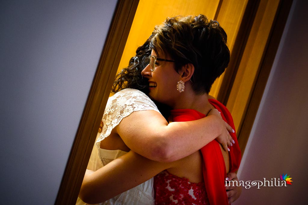 Abbraccio con la testimone della sposa