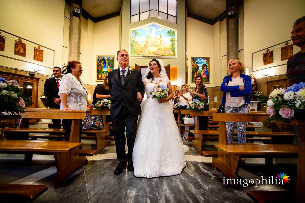 Ingresso della sposa accompagnata dal padre nella Chiesa della Natività della Beata Vergine Maria a Santa Maria delle Mole