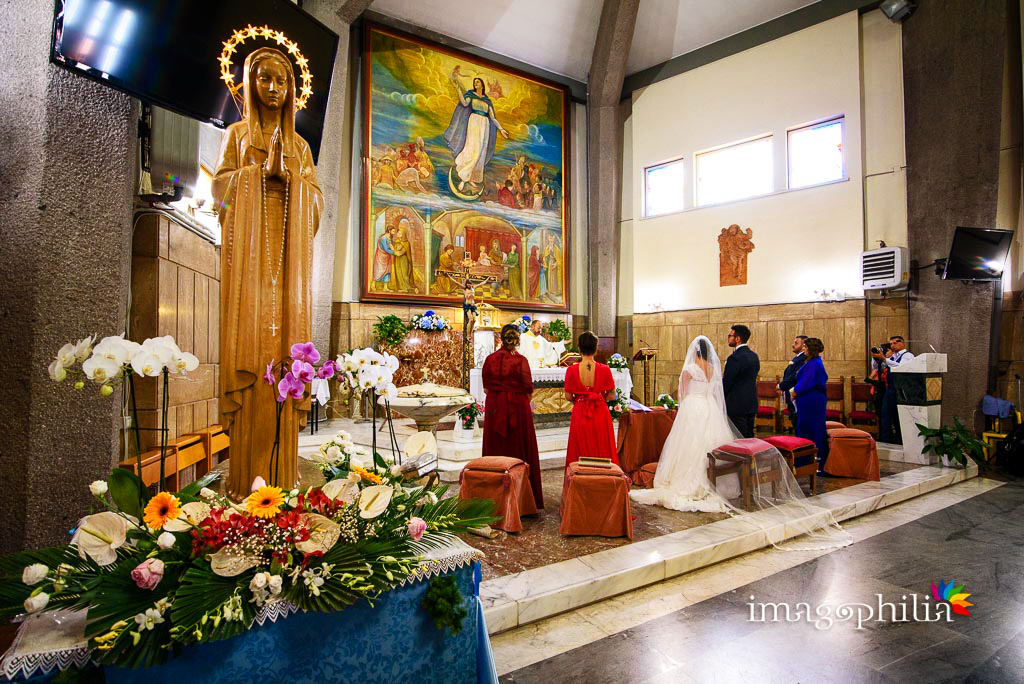 Veduta laterale della Chiesa della Natività della Beata Vergine Maria a Santa Maria delle Mole durante la celebrazione del matrimonio