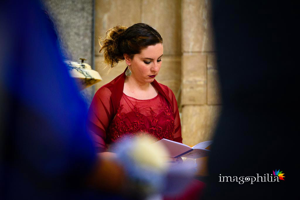 La testimone della sposa durante una lettura