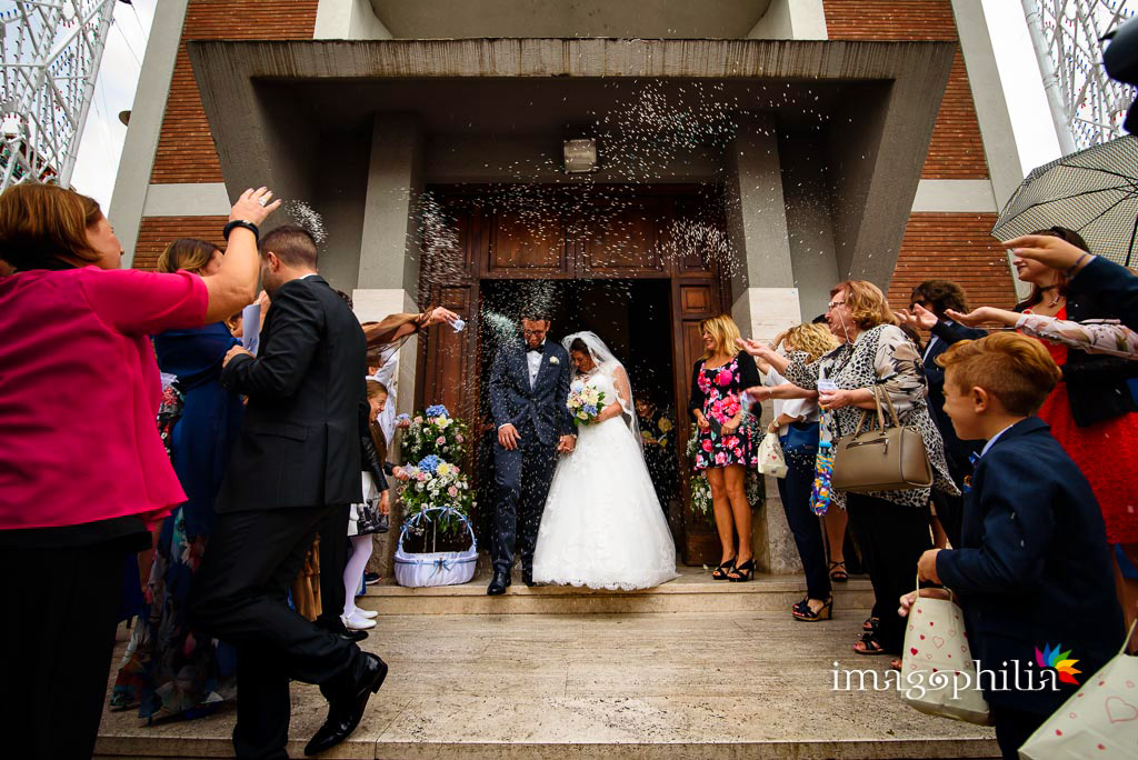 Lancio del riso al termine del matrimonio nella Chiesa della Natività della Beata Vergine Maria a Santa Maria delle Mole