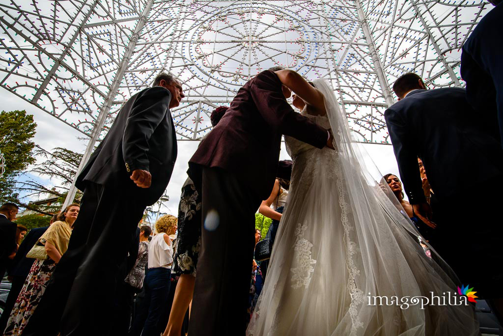 Baci e abbracci al termine del matrimonio nella Chiesa della Natività della Beata Vergine Maria a Santa Maria delle Mole