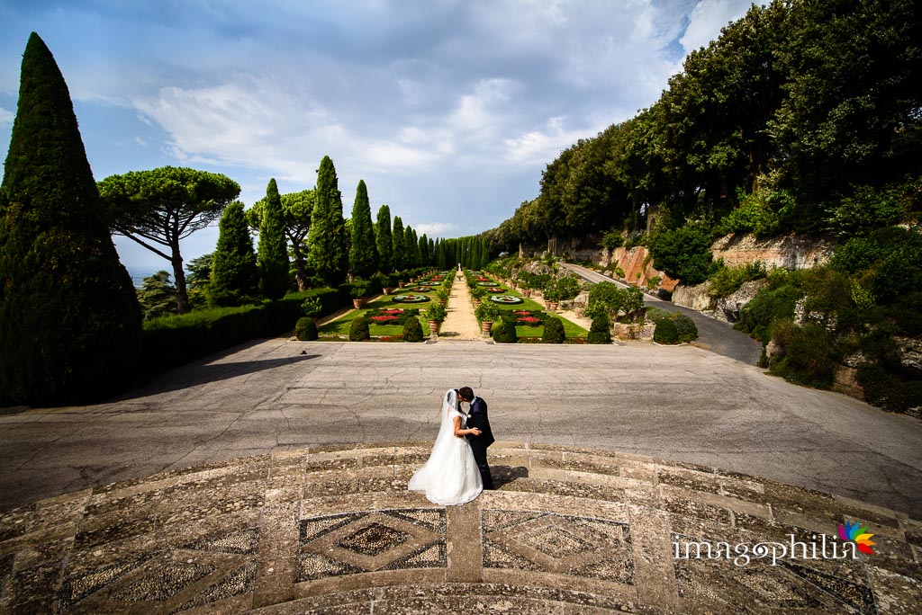 Gli sposi si baciano su una scalinata delle Ville Pontificie di Castel Gandolfo (giardino di Villa Barberini)