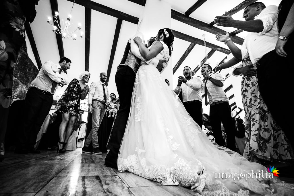 Primo ballo tra gli sposi durante il ricevimento di matrimonio al Casale Baldetti di Frascati
