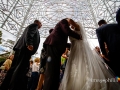 Baci e abbracci al termine del matrimonio nella Chiesa della Natività della Beata Vergine Maria a Santa Maria delle Mole