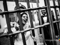 La sposa in versione "detenuta" all'ingresso delle Ville Pontificie di Castel Gandolfo (giardino di Villa Barberini)