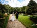 Gli sposi passeggiano per le Ville Pontificie di Castel Gandolfo (giardino di Villa Barberini) / 1