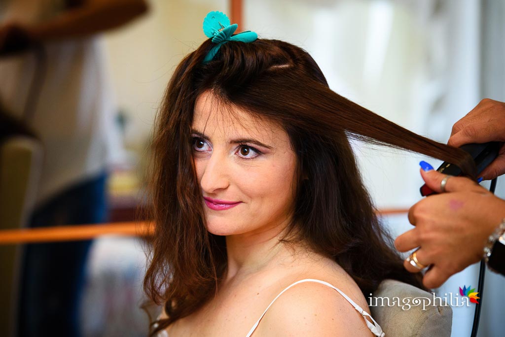 La sposa in preparazione durante l'acconciatura dei capelli
