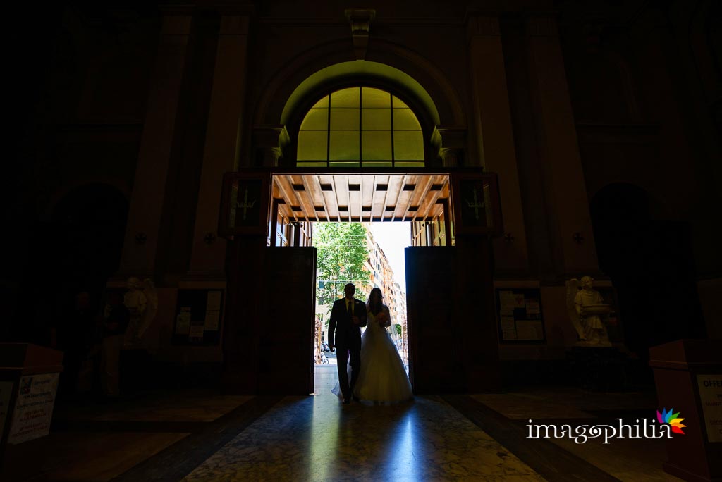 Ingresso della sposa, accompagnata dal padre, nella Basilica di Santa Maria Ausiliatrice a Roma