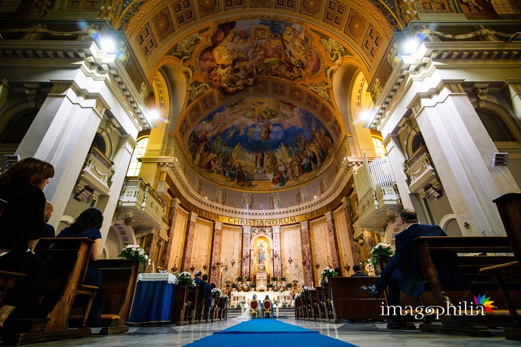 Veduta dal fondo della Basilica di Santa Maria Ausiliatrice a Roma durante il matrimonio