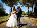 Passeggiata rilassata, dopo il matrimonio, sulla via Appia Antica a Roma