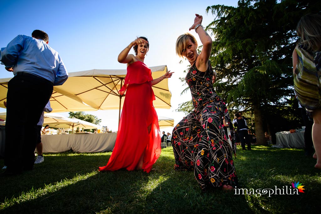 Balli scatenati durante il ricevimento di nozze alla Casina di Poggio della Rota