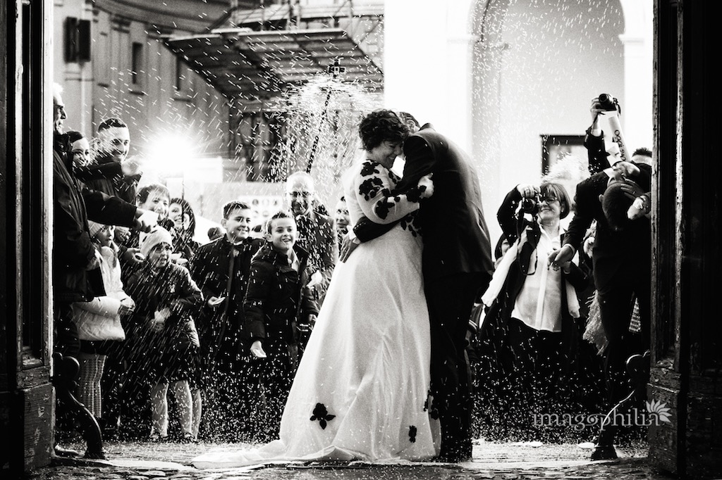 Lancio del riso al termine della cerimonia civile di matrimonio celebrata nella sala da pranzo d'estate all'interno di Palazzo Chigi ad Ariccia