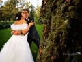 Tenere coccole tra gli sposi nel parco del ristorante La Foresta a Rocca di Papa