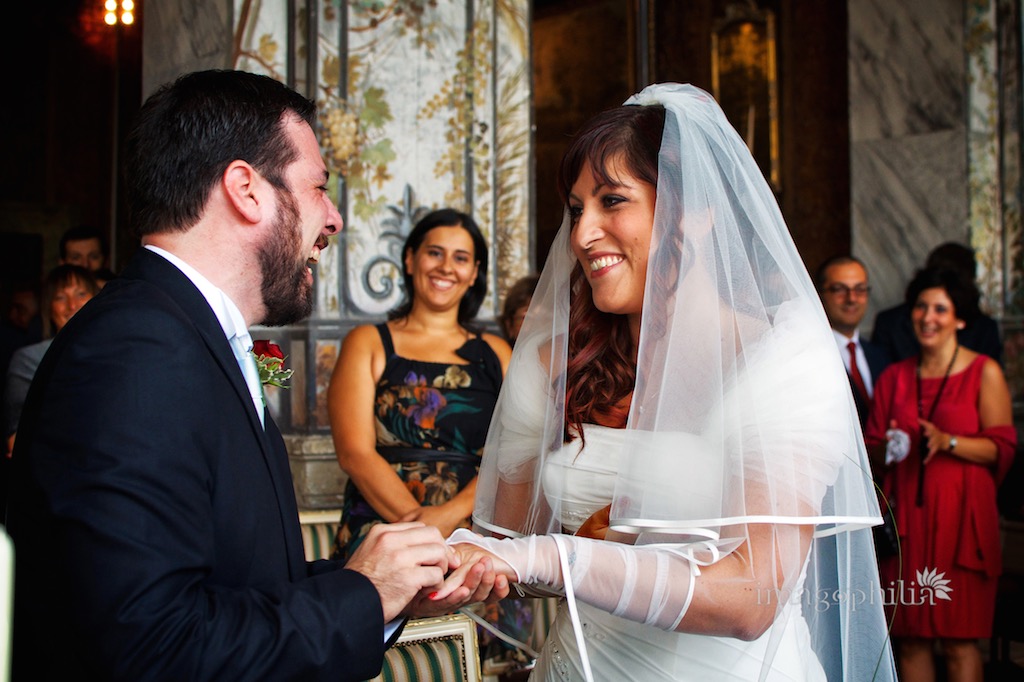 Scambio degli anelli durante il matrimonio civile a Palazzo Chigi ad Ariccia