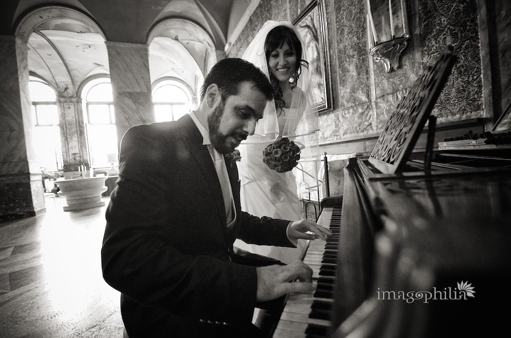 Lo sposo improvvisa al piano dopo il matrimonio civile a Palazzo Chigi ad Ariccia
