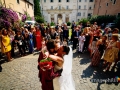 Bacio tra gli sposi dopo il lancio del riso nel chiostro della Basilica di Santa Cecilia in Trastevere a Roma