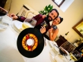 Cavaliere Guns n' Roses al tavolo degli sposi durante il matrimonio rock a Casale Baldetti