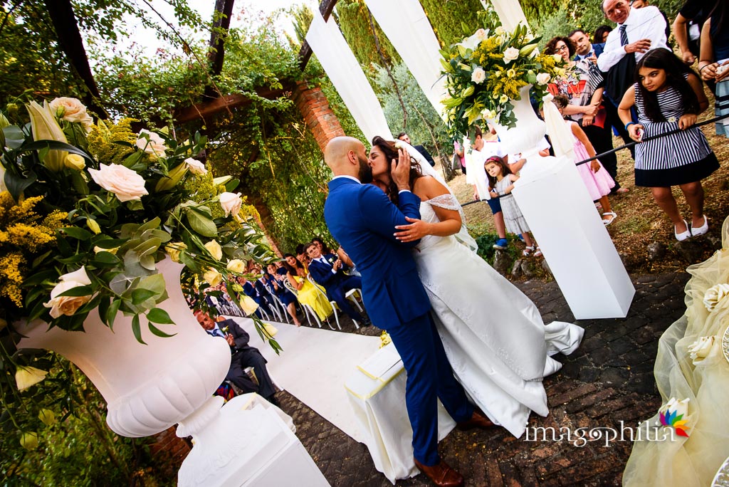 Bacio tra gli sposi al termine del matrimonio sotto il pergolato della Villa dei Volsci a Velletri