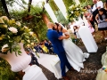 Bacio tra gli sposi al termine del matrimonio sotto il pergolato della Villa dei Volsci a Velletri