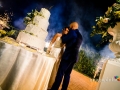 Bacio tra gli sposi, dopo il taglio della torta a bordo piscina nella Villa dei Volsci a Velletri