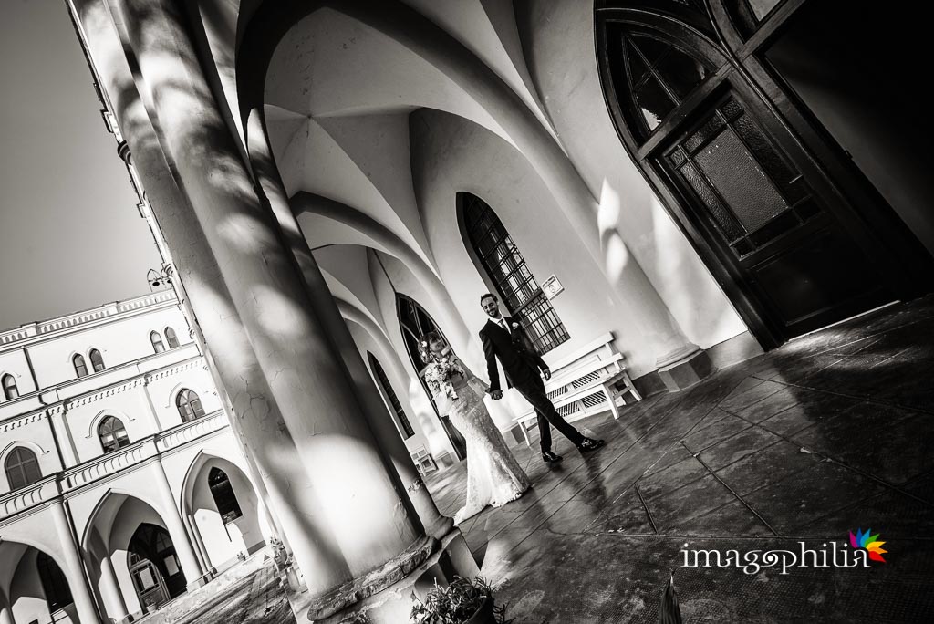 Gli sposi passeggiano nel chiostro della Chiesa di Santa Maria Madre della Divina Grazia a Grottaferrata