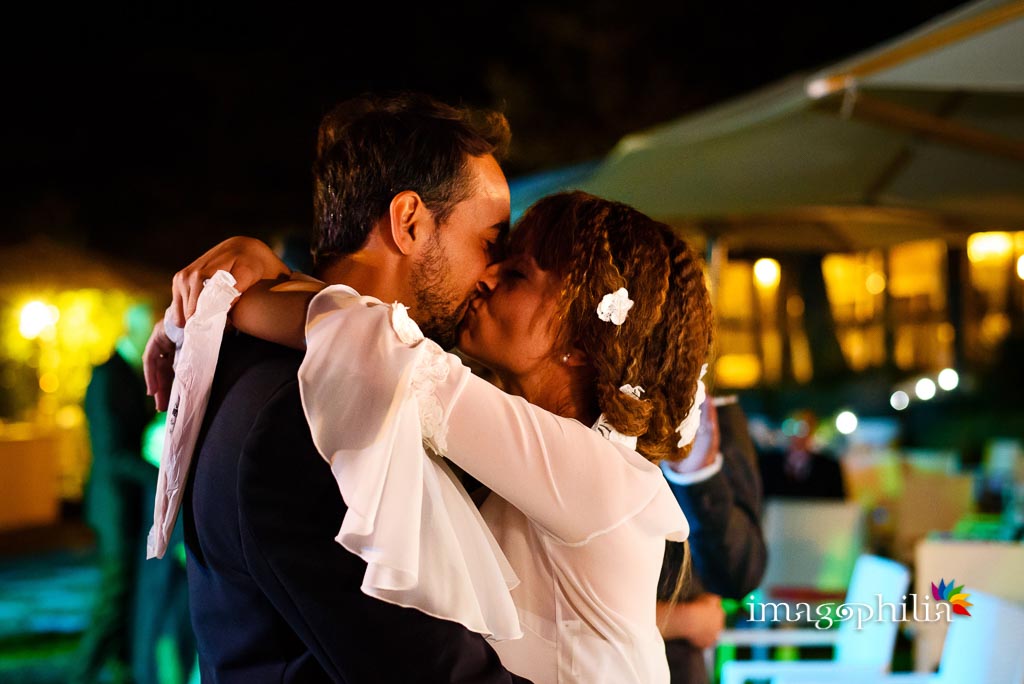 Bacio durante il primo ballo degli sposi nel giardino di Casale Baldetti a Frascati