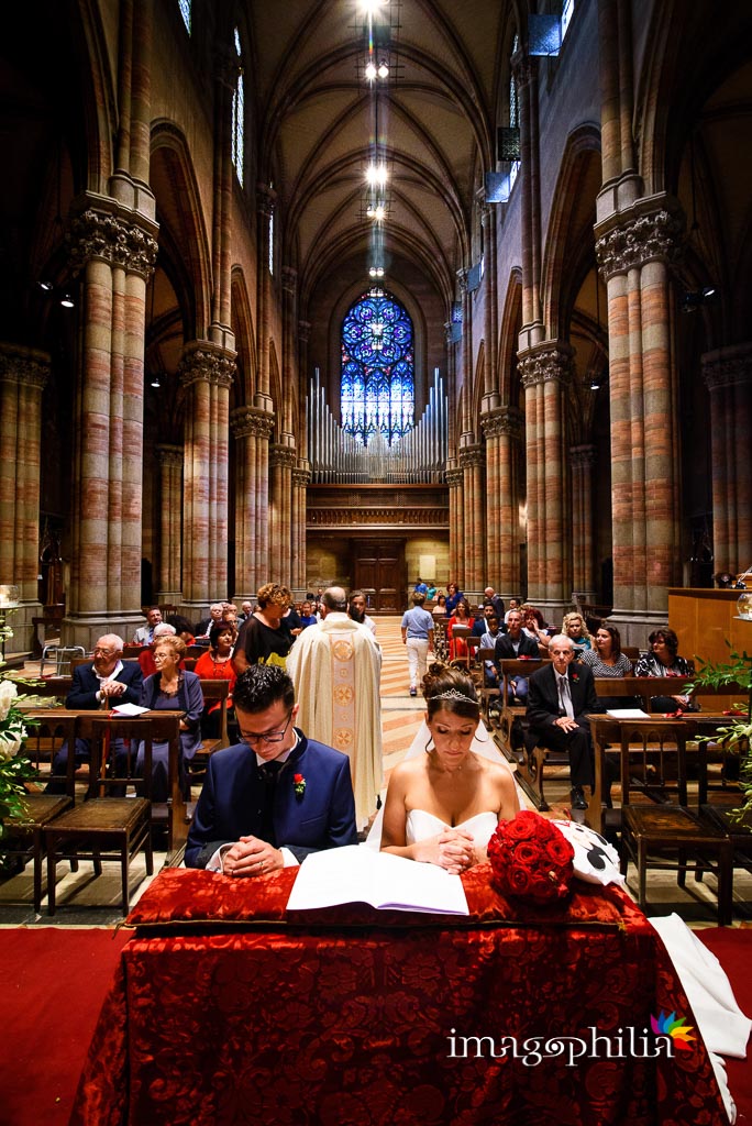 Veduta degli sposi e della Chiesa del Sacro Cuore del Suffragio a Roma durante il matrimonio