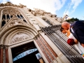 La sposa, accompagnata dal padre, sta per entrare nella Chiesa del Sacro Cuore del Suffragio a Roma
