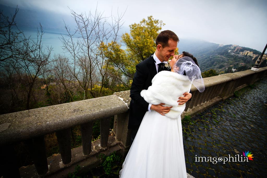 Gli sposi dopo il matrimonio nel borgo di Castel Gandolfo con il lago sullo sfondo