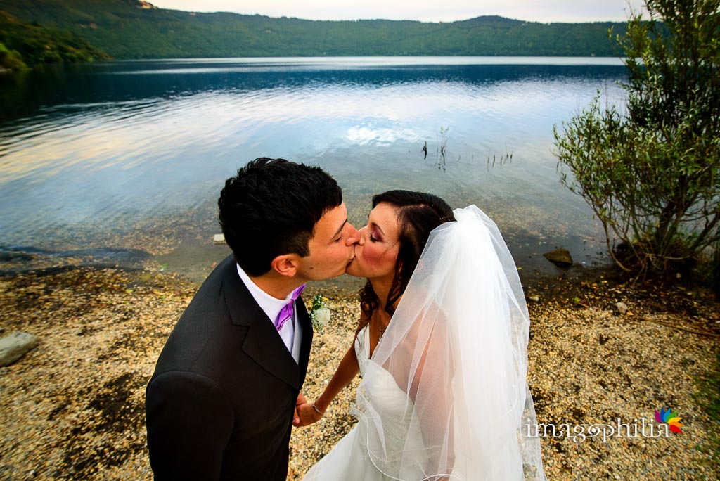 Bacio tra i novelli sposi sulla riva del Lago Albano