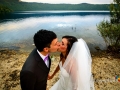 Bacio tra i novelli sposi sulla riva del Lago Albano