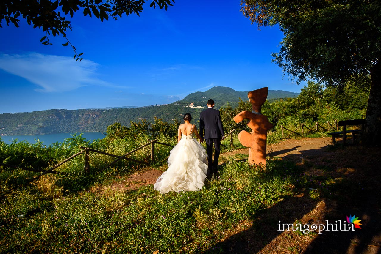 Matrimonio ad Albano Laziale, Santuario di San Gaspare del Bufalo, sullo sfondo la veduta dall'alto del Lago di Castel Gandolfo