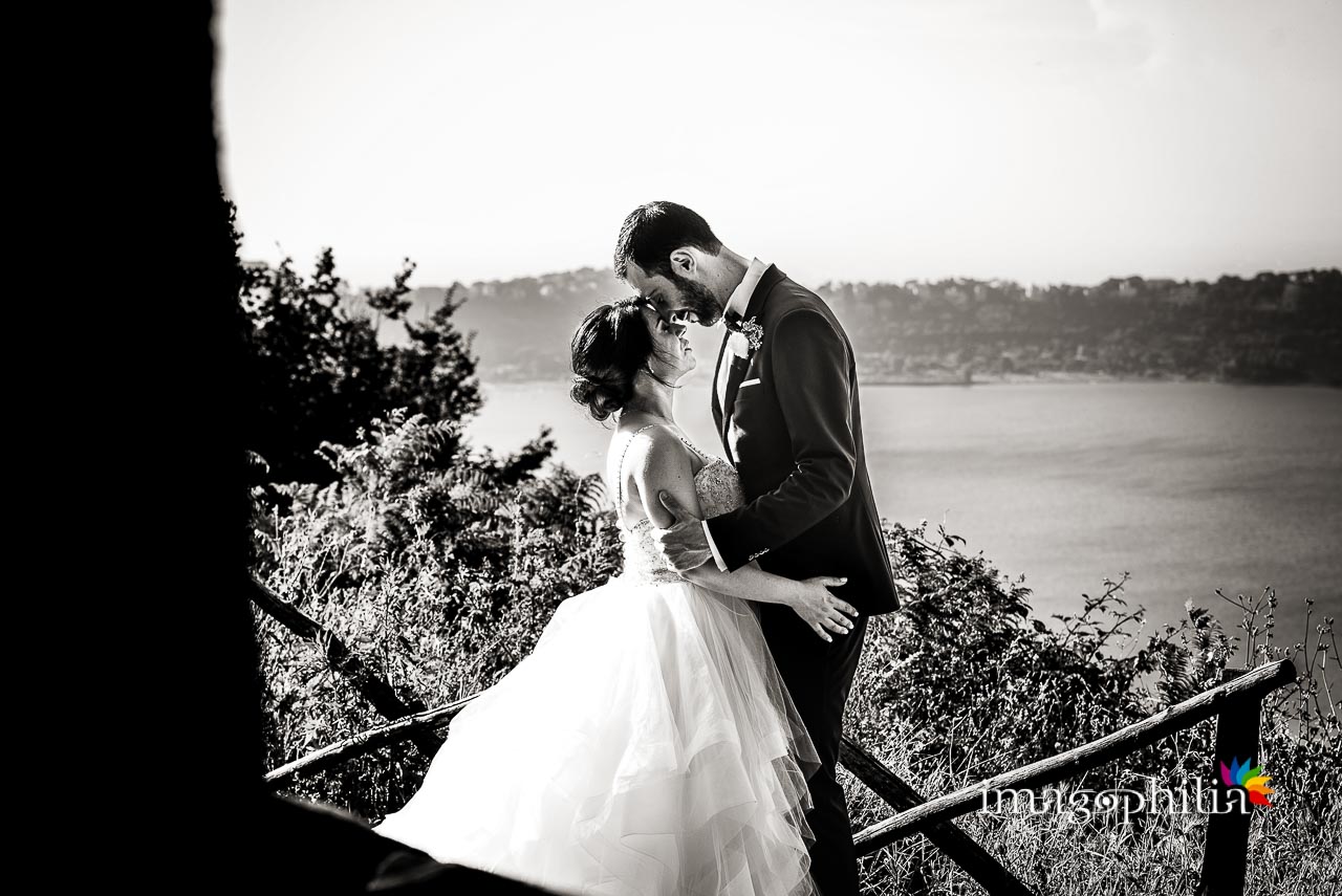 Matrimonio ad Albano Laziale, Santuario di San Gaspare del Bufalo, sullo sfondo la veduta dall'alto del Lago di Castel Gandolfo