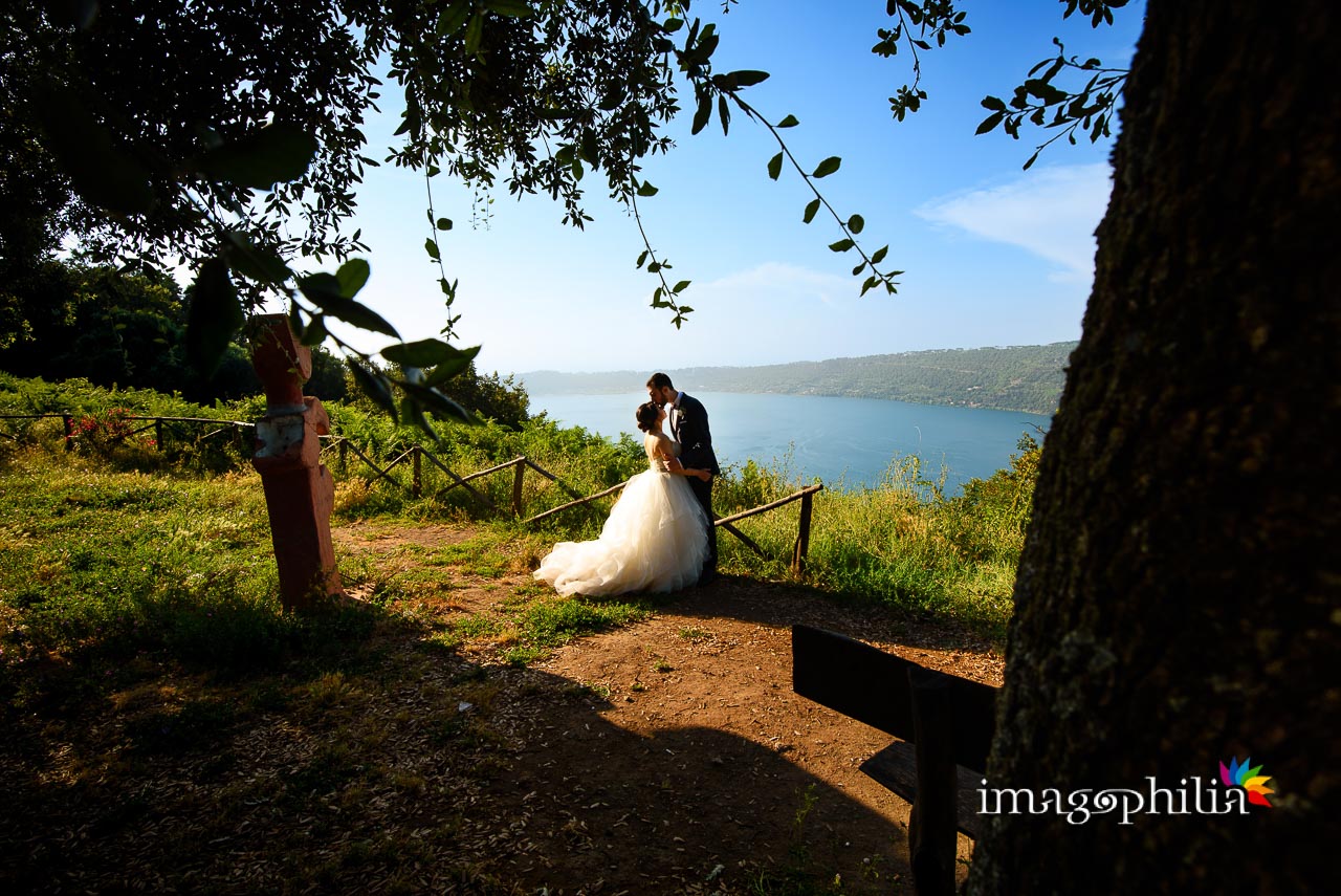 Matrimonio ad Albano Laziale, Santuario di San Gaspare del Bufalo, sullo sfondo la veduta dall'alto del Lago di Castel Gandolfo