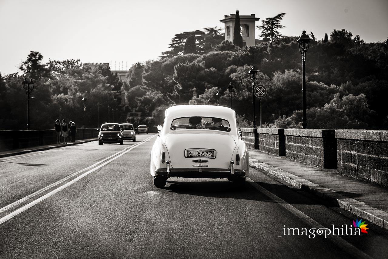 L'auto degli sposi attraversa il Ponte monumentale di Ariccia