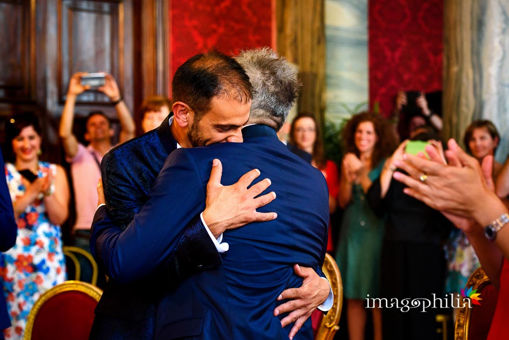 Abbraccio tra gli sposi nella Sala Rossa al Campidoglio, Roma