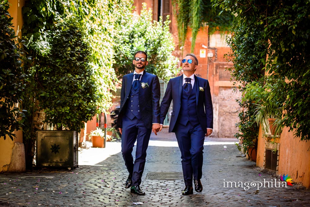 Gli sposi passeggiano insieme per le vie di Trastevere a Roma