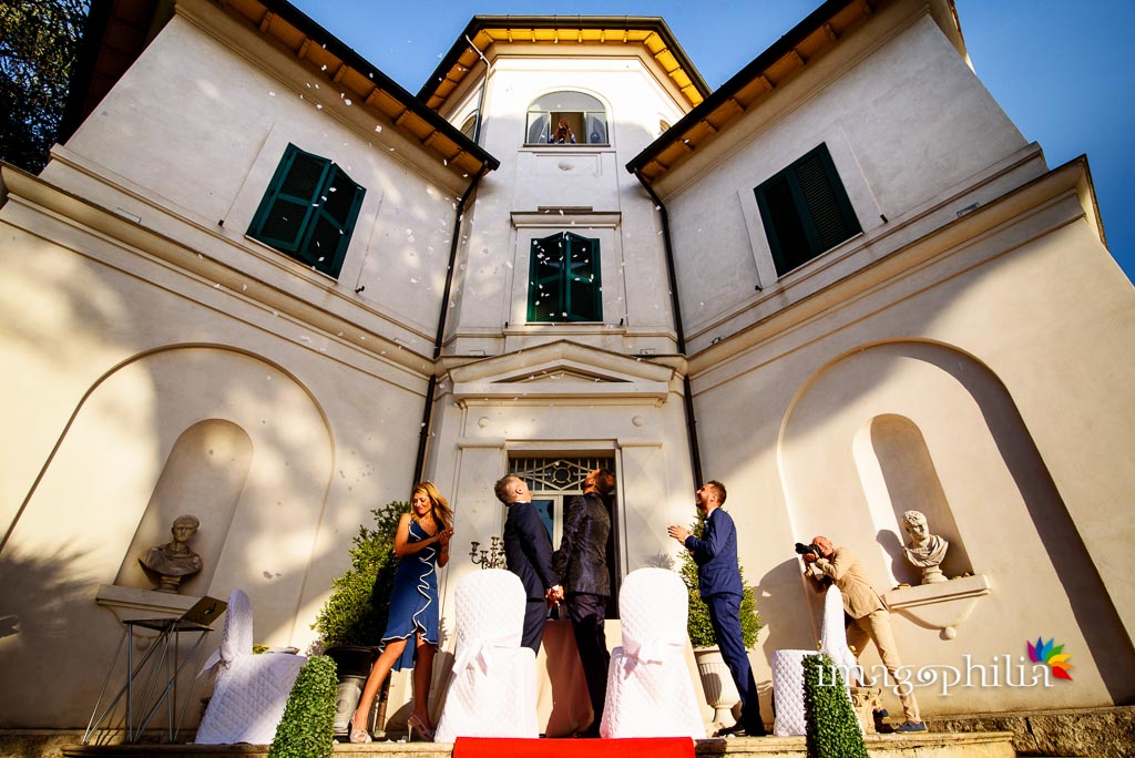 Lancio dei petali durante il matrimonio laico-umanista a Villa Gianni, Roma