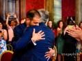 Abbraccio tra gli sposi nella Sala Rossa al Campidoglio, Roma