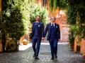 Gli sposi passeggiano insieme per le vie di Trastevere a Roma