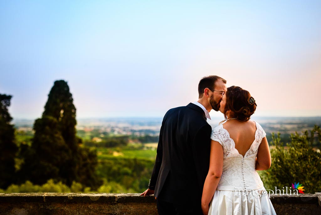 Gli sposi, dopo il matrimonio, all'affaccio panoramico del giardino del convento di Santa Rosa a Grottaferrata (suore francescane)