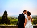 Gli sposi, dopo il matrimonio, all'affaccio panoramico del giardino del convento di Santa Rosa a Grottaferrata (suore francescane)