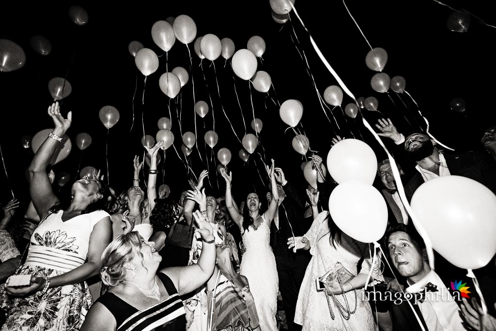 Lancio dei palloncini durante il ricevimento di matrimonio nella Villa Antico Melograno a Roma