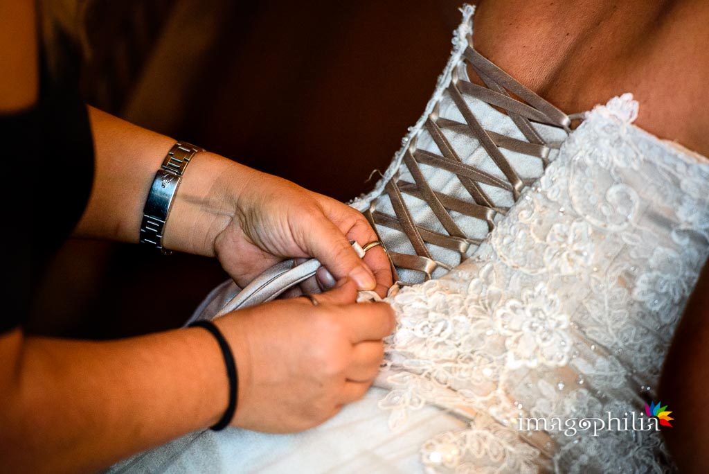 Allacciatura dell'abito della sposa / 1