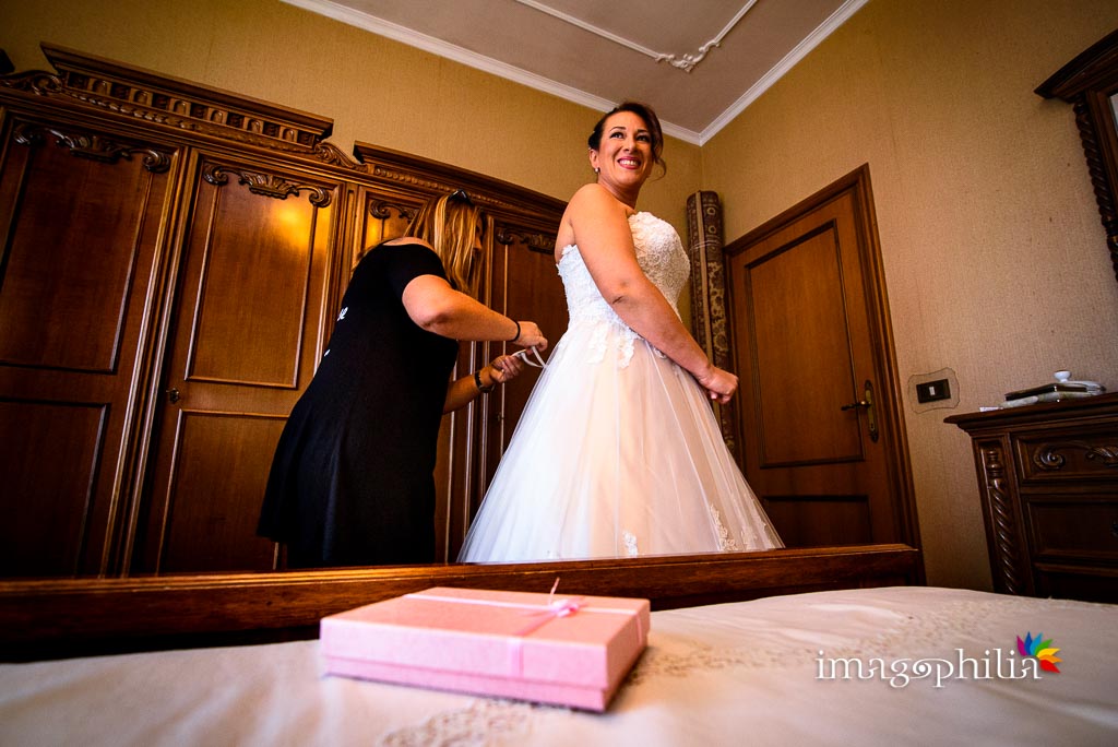 Allacciatura dell'abito della sposa / 2