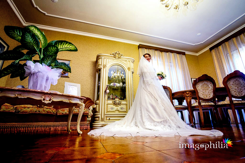 La sposa domina l'intero salotto