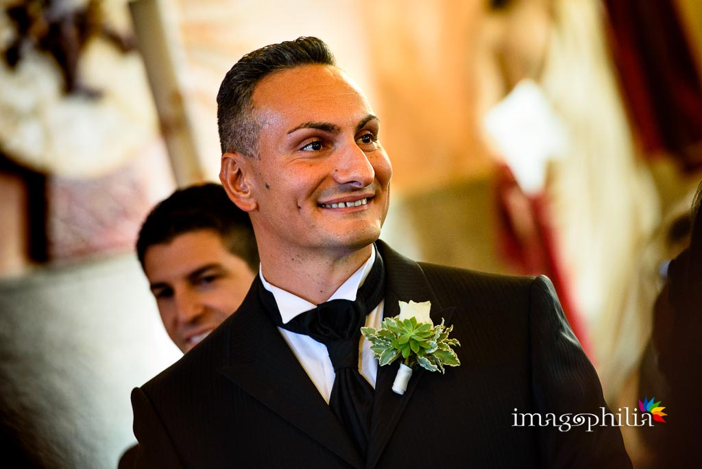 Lo sposo vede la sposa entrare nella Chiesa Aeroportuale di Guidonia Santa Maria di Loreto