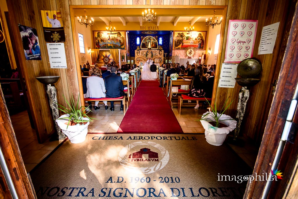 Veduta dal fondo durante il matrimonio nella Chiesa Aeroportuale di Guidonia Santa Maria di Loreto